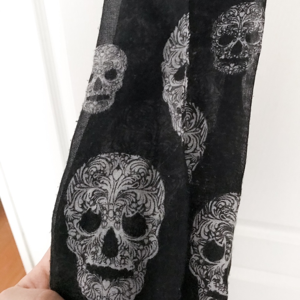 Skeleton 💀 pattern scarf - Picture 2 of 7